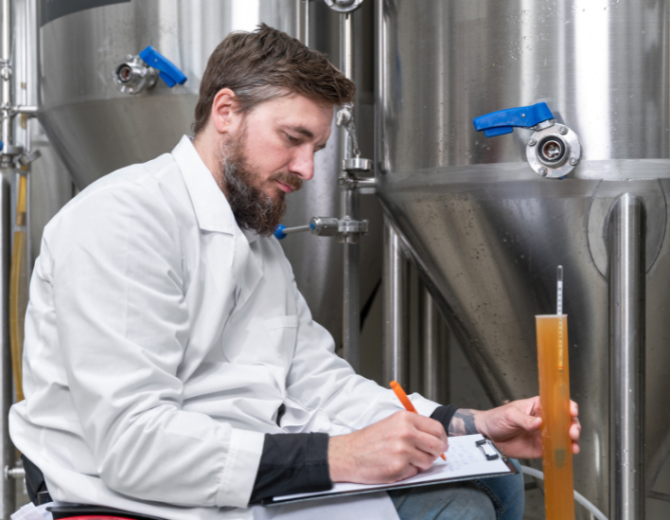 Brasseur mesurant le pH de la bière avec un compteur numérique