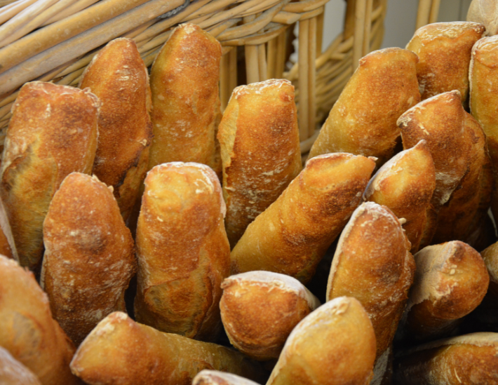 Baguettes de pain dans panier en osier