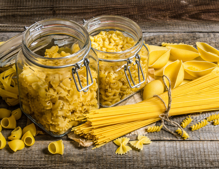 Bocal de pâtes sèches alimentaires