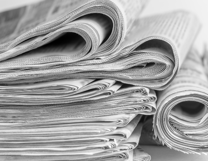 journaux empile communiques et dossiers de presse