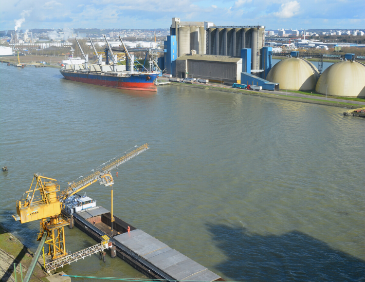 Déchargement d’une péniche par aspiration et chargement d’un navire à Rouen