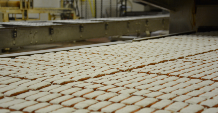 Cuisson sur plaques de biscuits roses de Reims au sein de la biscuiterie Fossier.