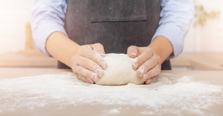 Pétrissage manuel d'une boule de pâte à pain.